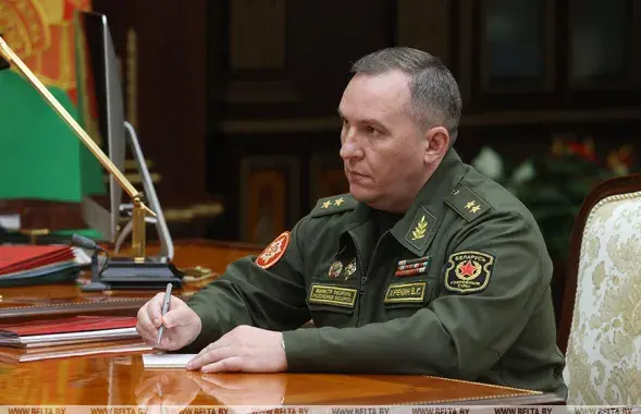 Министр обороны записывает слова Александра Лукашенко / БЕЛТА