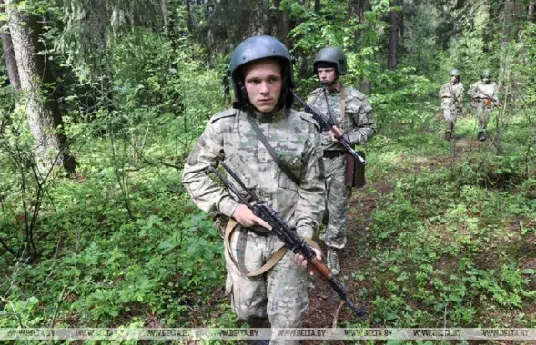 Бойцы внутренних войск на тренировке в лесу / БЕЛТА