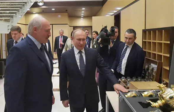 Александр Лукашенко и Владимир Путин обмениваются подарками в Сочи / president.gov.by