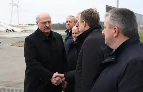 Лукашенко продолжает здороваться&nbsp;как и раньше / president.gov.by