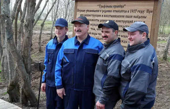 Лукашенко с сыновьями на субботнике. Фото: http://president.gov.by