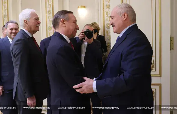 Российский посол Борис Грызлов (второй слева) и Александр Лукашенко. Минск, 1 февраля 2022-го​ / president.gov.by