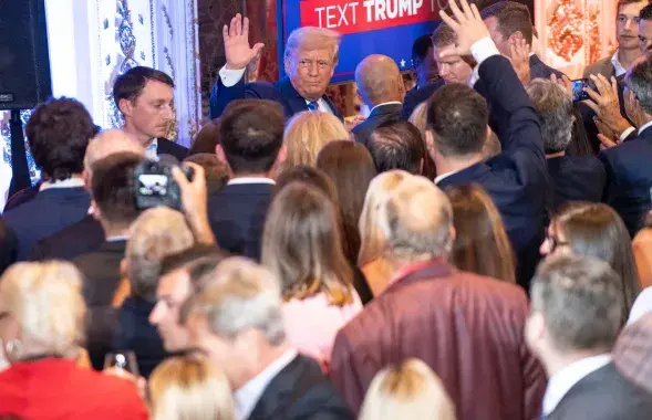 Трамп на вечеринке в честь промежуточных выборов в своём особняке во Флориде /&nbsp;The New York Times
