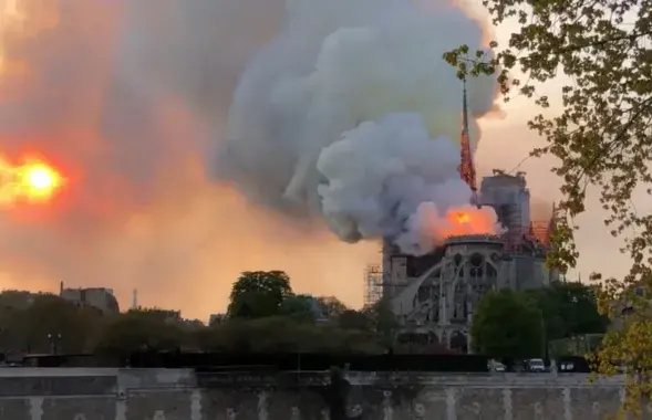 Пожар в соборе Парижской Богоматери / Reuters