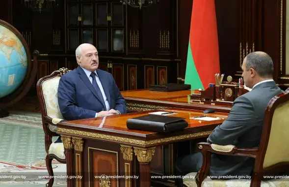 Лукашэнка дакладвае Лукашэнку / Еўрарадыё