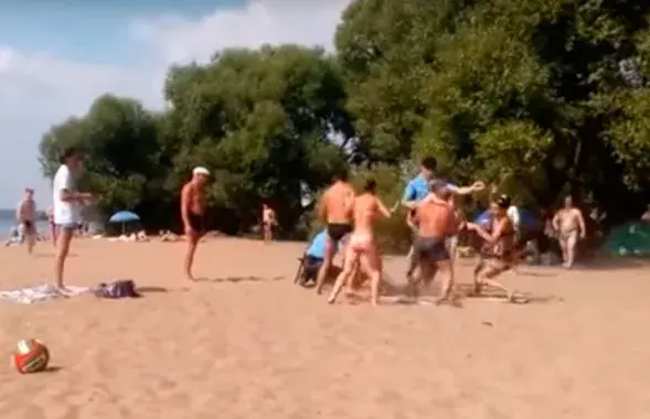 На нудысцкім пляжы АМАП накінуўся на мужчыну на мыліцах (поўнае відэа)