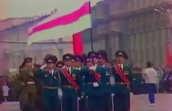 Белорусские военные под бело-красно-белым флагом, 1992 год / Скриншот с видео​