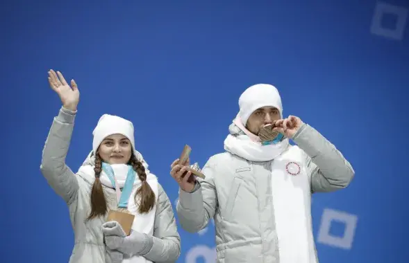Анастасия Брызгалова и Александр Крушельницкий с бронзовыми медалями Олимпиады. Фото: Reuters​