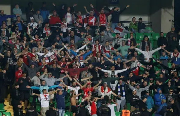 Десятки болельщиков сборной Беларуси были с бело-красно-белыми флагами и в майках с &quot;Погоней&quot;. Фото: Reuters​
