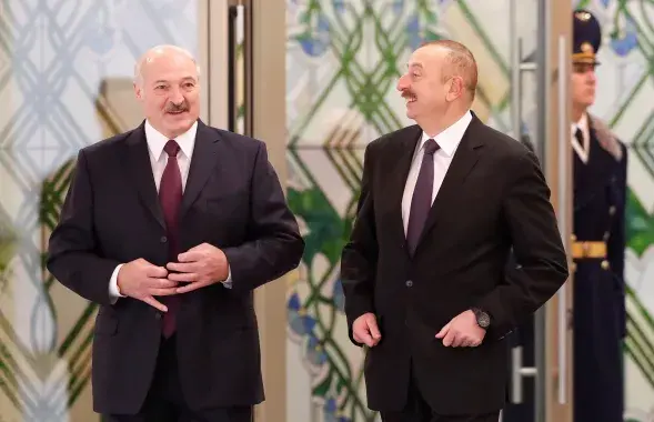 На архивном снимке Александр Лукашенко с азербайджанским президентом Ильхамом Алиевым. Фото: Reuters​