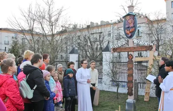 Крест возле костела, 2019 год / catholic.by

