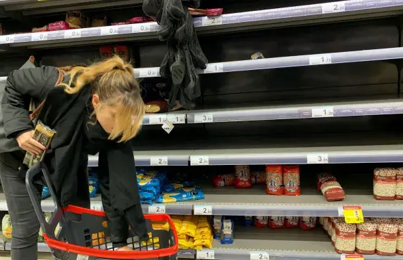 В Мадриде покупатели в магазинах "сметают"&nbsp;с полок продукты / Reuters​