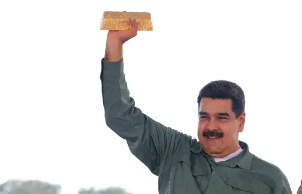 Николас Мадуро и золотой слиток / Reuters