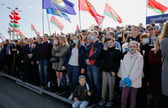 Зрители на параде в Минске / Reuters