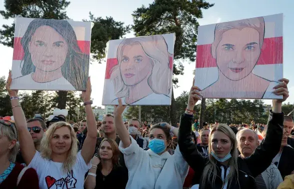 На митинге в Борисове держали портреты Светланы Тихановской, Вероники Цепкало и Марии Колесниковой / Reuters​