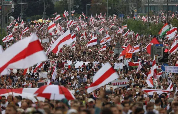 В Беларуси уже месяц сотни тысяч протестующих требуют новых выборов / Reuters​