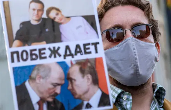 Акции в поддержку Алексея Навального проходят в разных странах мира / Reuters​