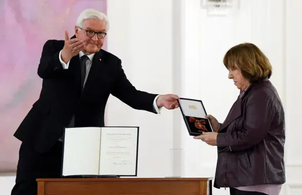 Президент Франк-Вальтер Штайнмайер и Светлана Алексиевич / Reuters​