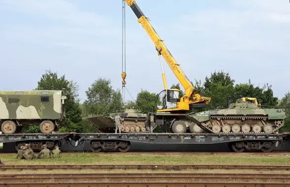 Разгрузка военной техники / Из архива Радио Свобода​