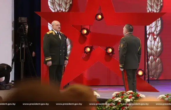 Александр Лукашенко и министр обороны РБ Виктор Хренин / president.gov.by​