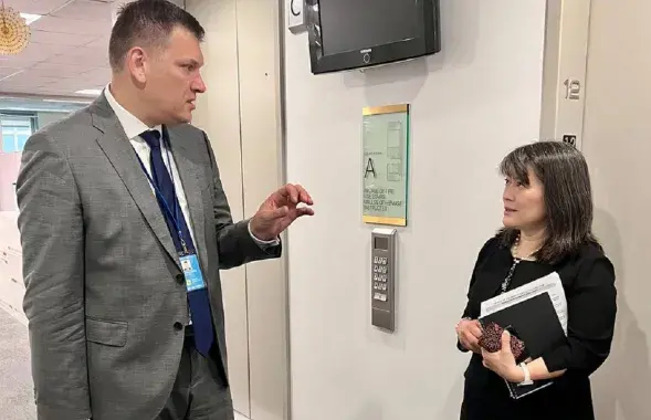 Юрий Амбразевич рассказывает сотруднице детского фонда ООН, что происходило с украинскими детьми в Беларуси / mfa.gov.by
