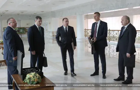 Николай Снопков (в центре) перед совещанием у Александра Лукашенко​ / president.gov.by