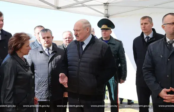 Игорь Брыло (справа) смотрит в другую сторону / president.gov.by