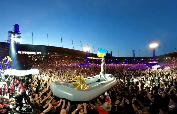 Украинский флаг на арене в Цюрихе​ / facebook.com/Rammstein