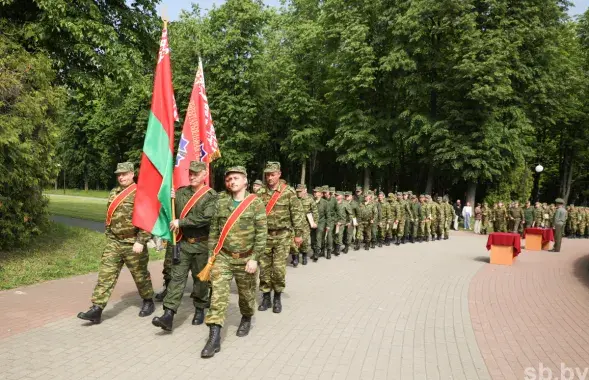 Колонна белорусских резервистов под красно-зелеными флагами / Иллюстративное фото sb.by​