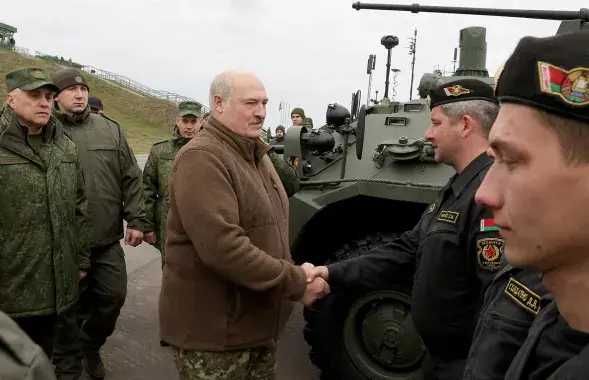 Аляксандр Лукашэнка і вайскоўцы / president.gov.by
