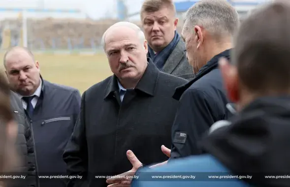 Аляксандр Лукашэнка падчас візіту на Добрушскую папяровую фабрыку / president.gov.by​