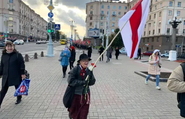 Нина Багинская с бело-красно-белым флагом / Еврорадио