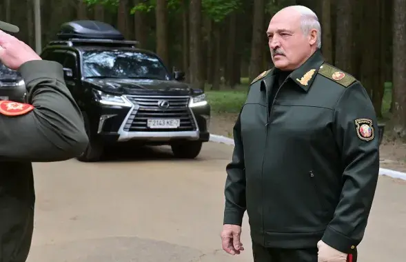 Аляксандр Лукашэнка з перабінтаванай рукой / president.gov.by
