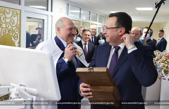 Александру Лукашенко подарили найденный на Витебщине старый деревянный медицинский инструмент / president.gov.by​