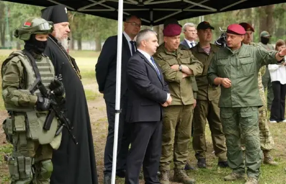 Архиепископ Стефан слева возле вооруженного бойца, в центре — Иван Крупко и Николай Карпенков / gp.by
