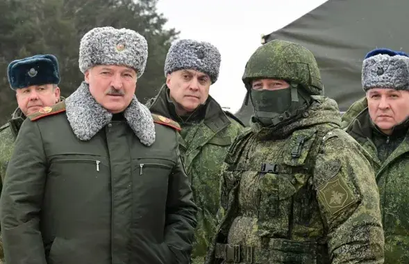 Александр Лукашенко с российским военным в Беларуси, январь 2023-го / president.gov.by
