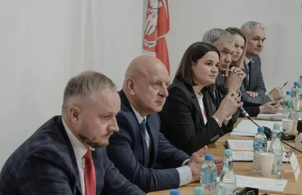 Александр Азаров (слева) и другие участники Объединенного переходного кабинета Беларуси / t.me/CabinetBelarus/
