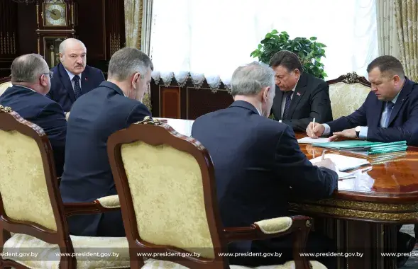 Виталий Дрожжа (справа) что-то записывал на совещании у Александра Лукашенко 9 марта&nbsp;/ president.gov.by
