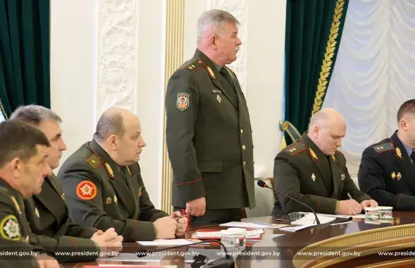 Генералы смотрят на Александра Лукашенко​ / president.gov.by