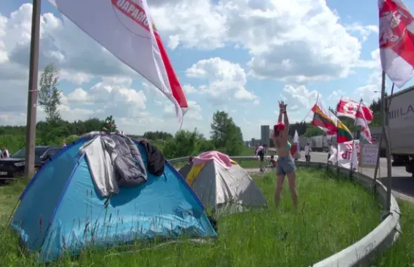 Намётавы лагер каля памежнага пераходу &quot;Мядзінінкай&quot; на літоўска-беларускай мяжы / &quot;Новая газета &mdash; Балтия&quot;