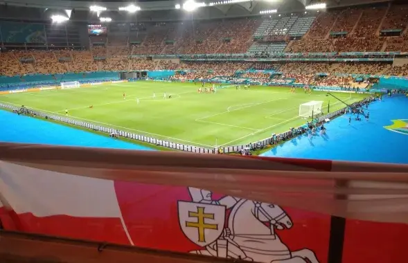 БЧБ-флаг с &quot;Погоней&quot; на одном из матчей 1/8 финала Евро-2020 / @chestnokkk
