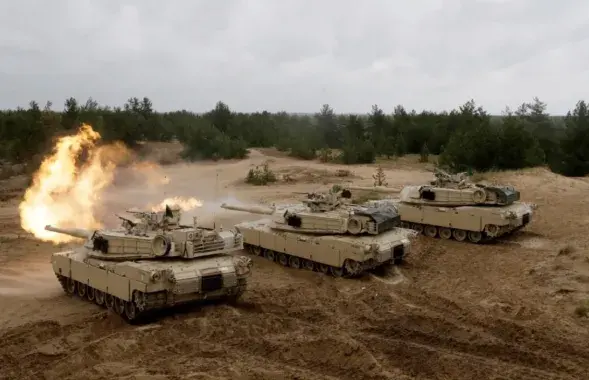 Танкі Abrams на вучэннях NATO / Reuters
