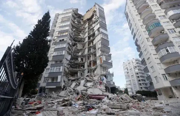 Разрушенная многоэтажка в Адане, Турция / Reuters
