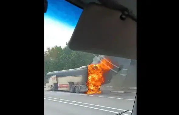 Во время возгорания автобуса на трассе / скриншот из видео vestivrn.ru
