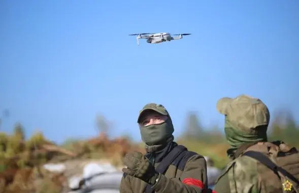 Белорусские военные и дрон / Ваяр
