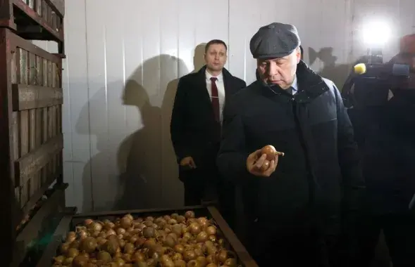Роман Головченко проверяет условия хранения овощей: такой лук нужен самим! / БЕЛТА
