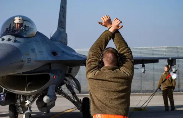 Знішчальнік F-16 / Reuters
