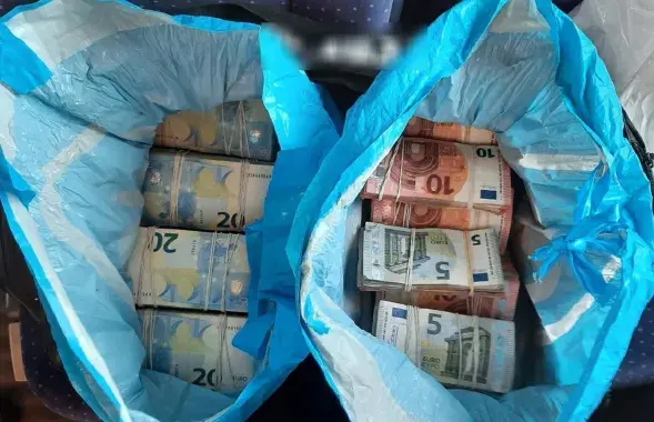 Деньги, которые нашли у белоруса / presseportal.de
