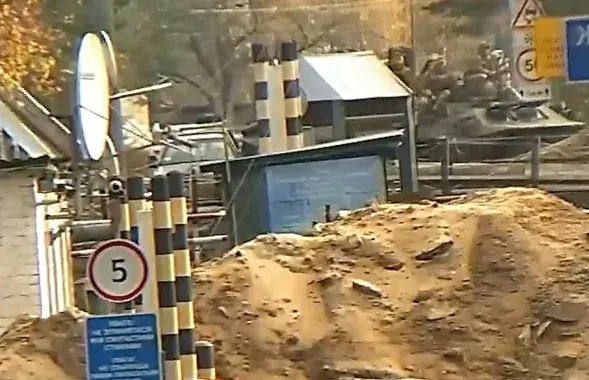 Украинские бойцы на бронетехнике возле границы / Скриншот видео
