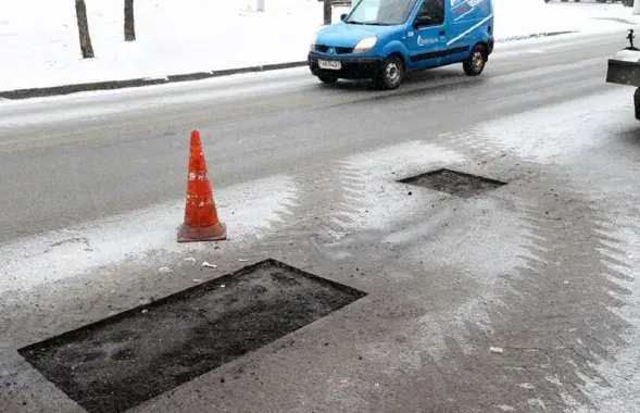 Зимой в Минске пытаются ремонтировать дороги / БЕЛТА
